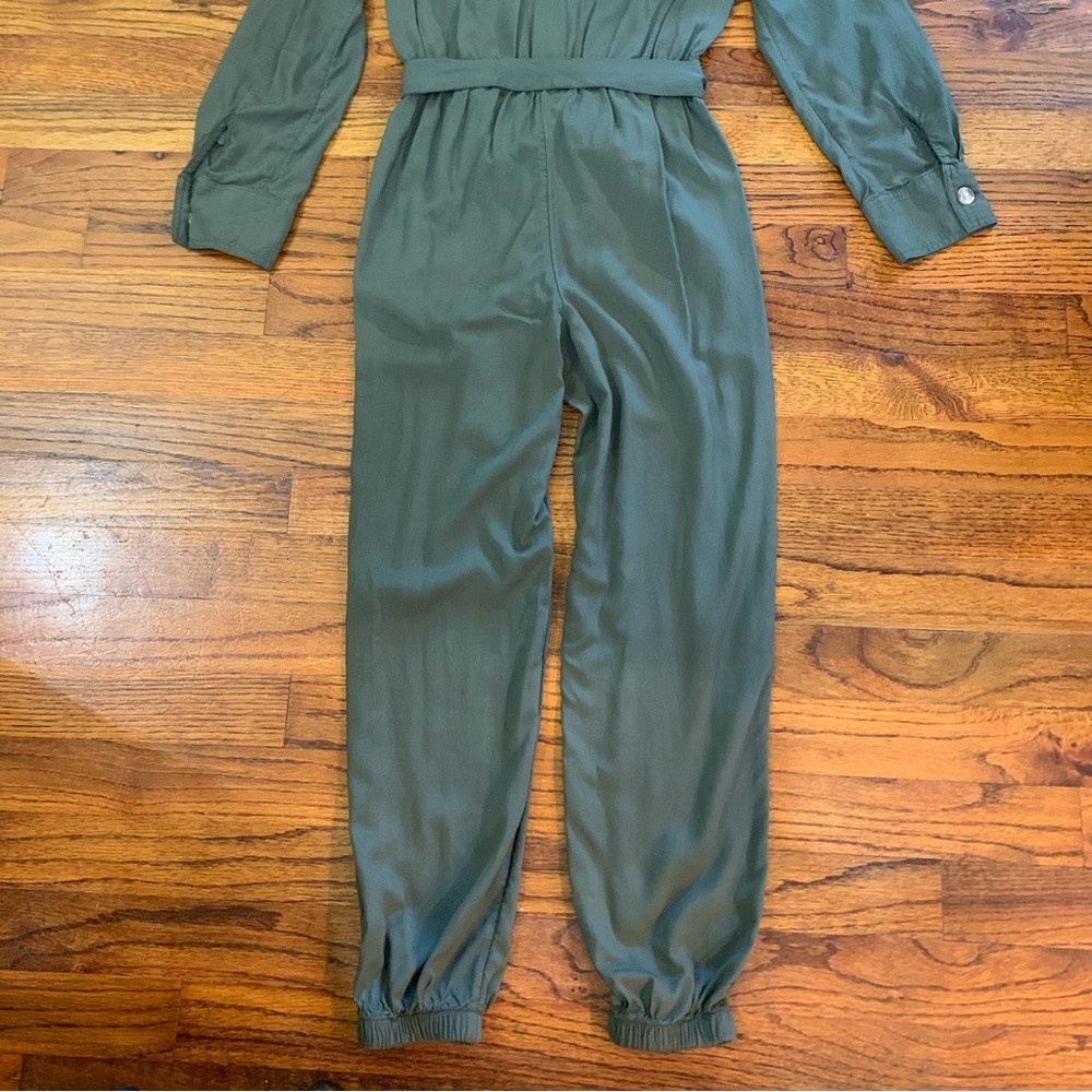 Justice Green Belted Romper Jumpsuit
Viscose Silk Material
Size 8 Medium - Picture 7 of 16